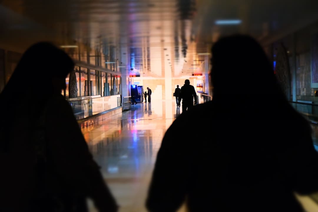 盯着拾荒老人不放，是怜悯？还是想遮羞？
